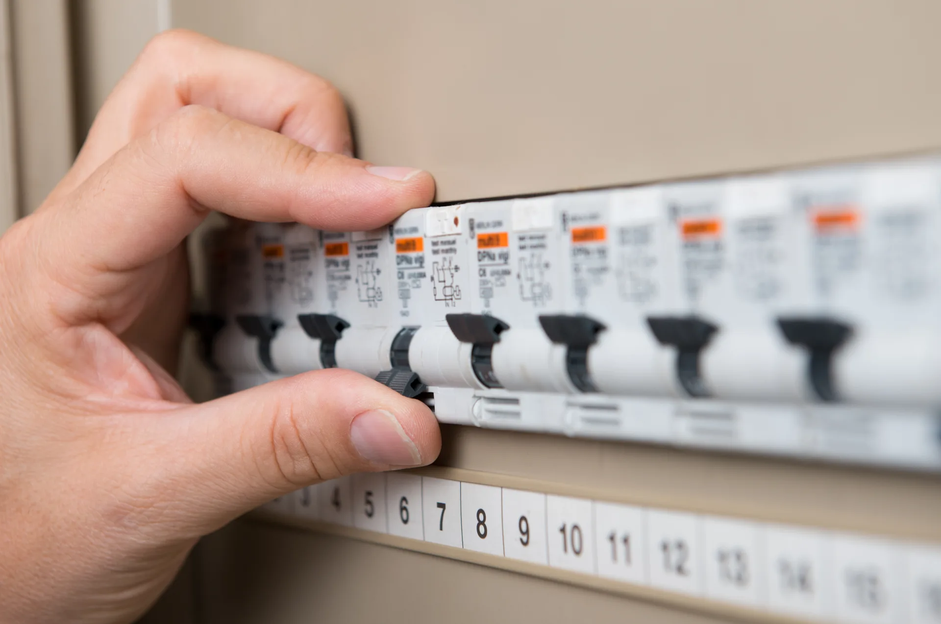 Electrician Chisholm, licensed electricians serving Chisholm
